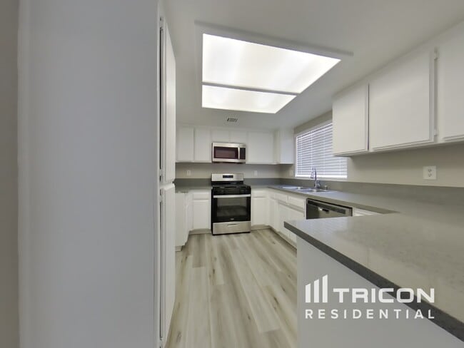 Foto del edificio - 532 E Ave J 9