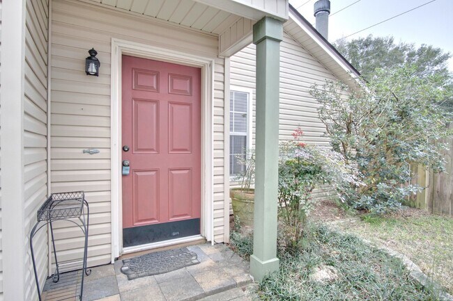 Building Photo - Beautiful 2-Bedroom, 2-Bath Duplex Near Ho...