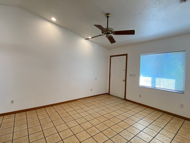 Building Photo - Two Bedroom, One Bath Duplex in Oviedo - P...