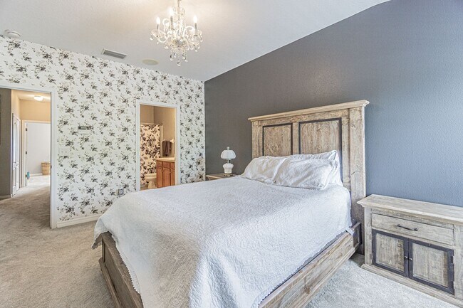 Building Photo - 2 Bedroom - 2.5 Bathroom - Gated Community - Community Pool