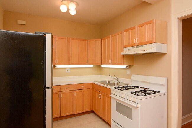 Building Photo - 4500 N Hermitage Ave