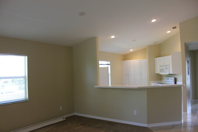 Foto del edificio - ANNUAL RENTAL - 3 BED / 2 BATH W/DETACHED ...