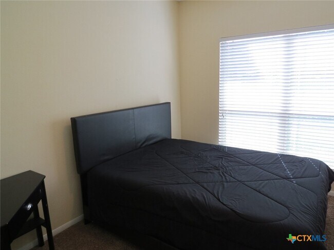 Foto del edificio - 5623 Blackstone Dr