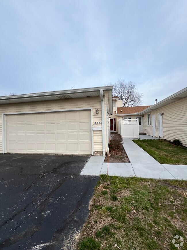 Cedar Tree Village 3 Bedroom Apartments for Rent Bettendorf, IA 2