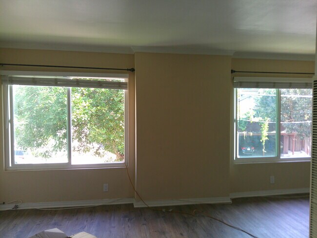 Living room - 311 N Westlake Ave