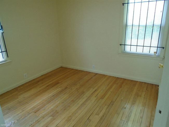 Building Photo - 3 br, 1.5 bath House - 20221 Russell St