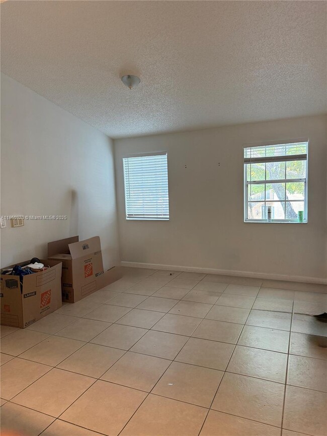 Foto del edificio - 18348 NW 68th Ave