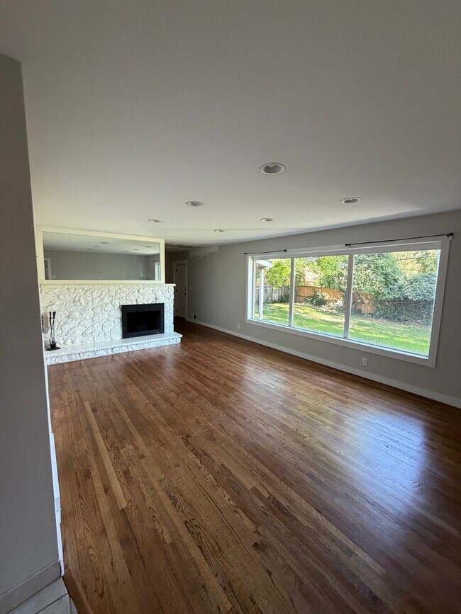 Foto del edificio - 5532 Woodcrest Dr