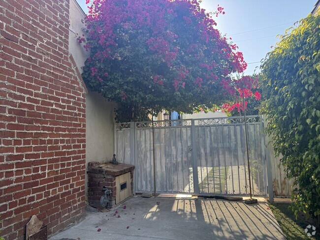 Building Photo - 1155 S La Jolla Ave