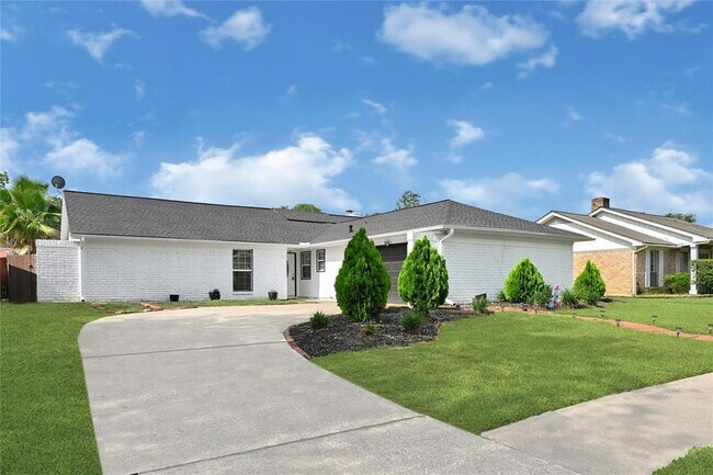 Building Photo - 15611 Rolling Timbers Dr