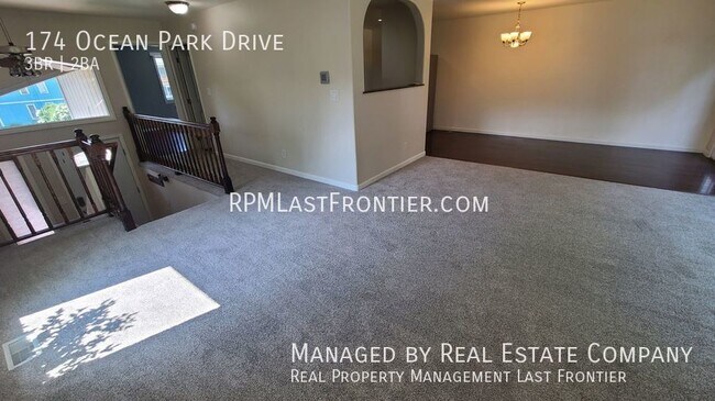 Building Photo - Stylish 3 Bedroom Townhome with a Fenced Y...