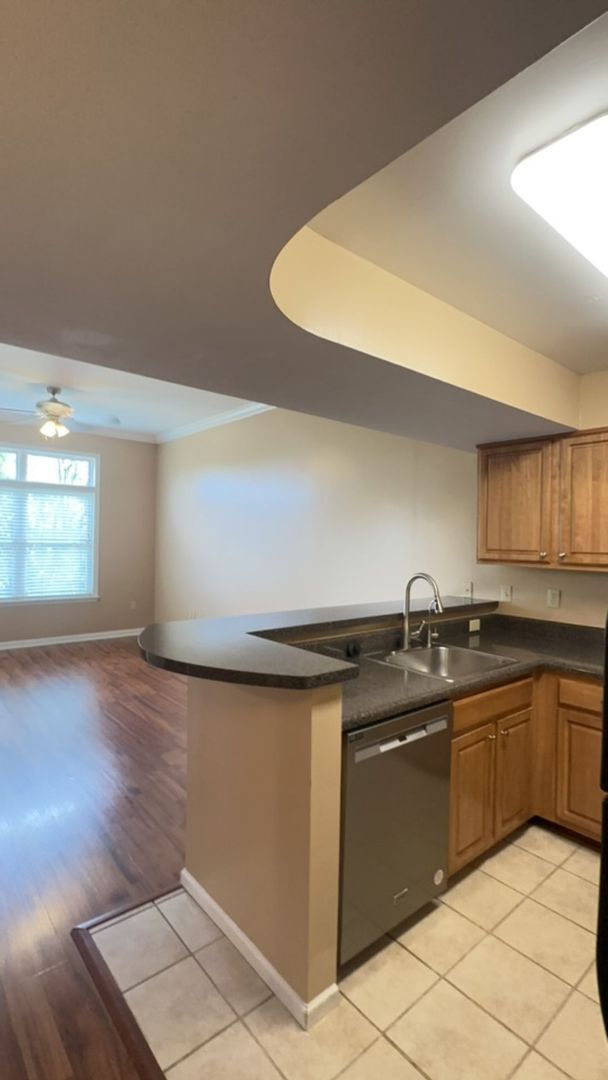 Foto del edificio - Great 3rd floor unit at LAUREL STATION for $2800/month Rent includes two assigned parking spaces!
