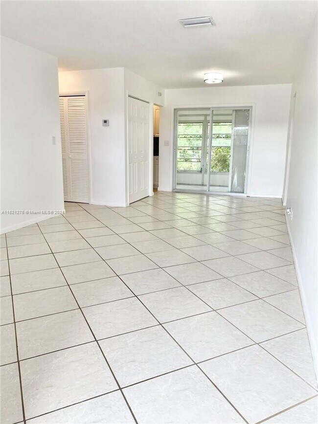 Building Photo - 3930 Crystal Lake Dr