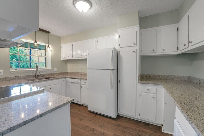 Building Photo - Charming 3BR Condo in Charlotte