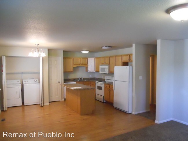 Building Photo - 940 Village Cir