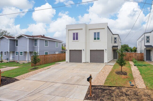 Foto del edificio - Spacious and Modern Townhome!