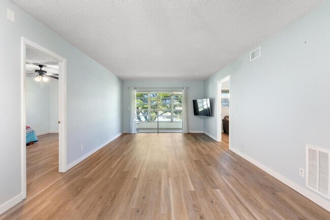 Foto del edificio - 124 Lake Constance Dr