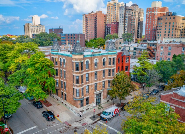 Building Photo - 353 W Dickens Ave