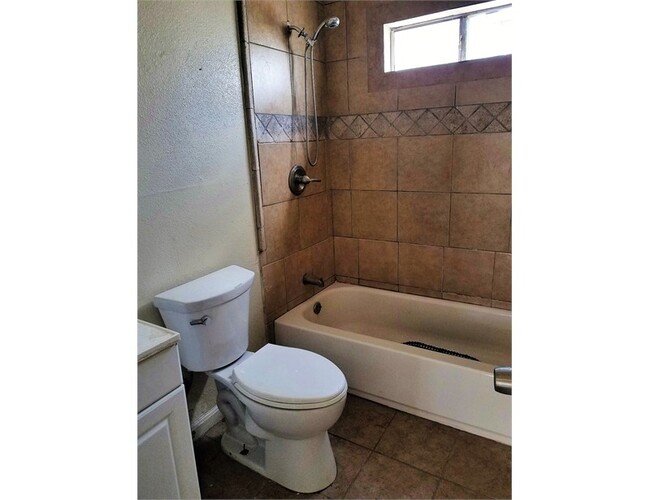 Baño n.o uno - 10605 S Normandie Ave