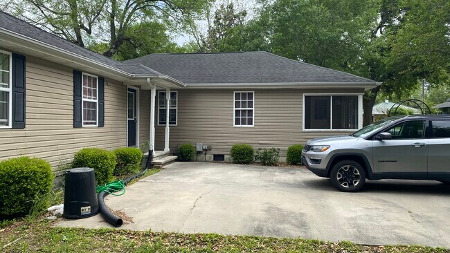 Building Photo - 1006 Burroughs St