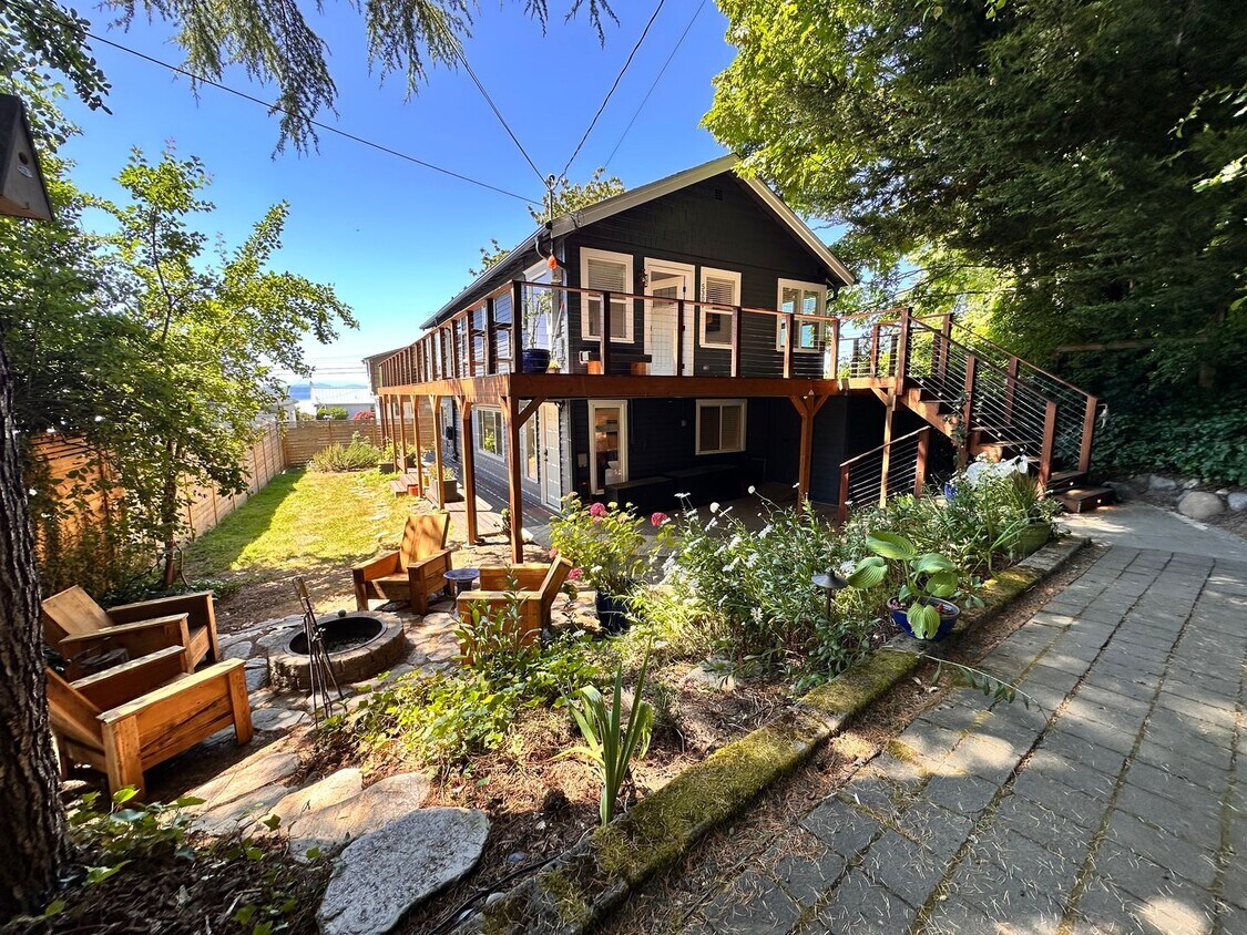 Foto principal - Charming West Seattle Home with Views of P...