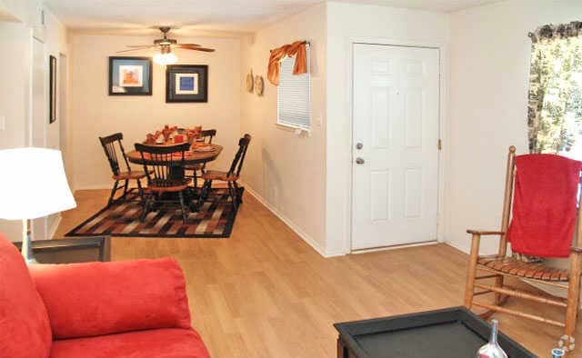 Área de comedor junto a la cocina - Lions Court Apartments