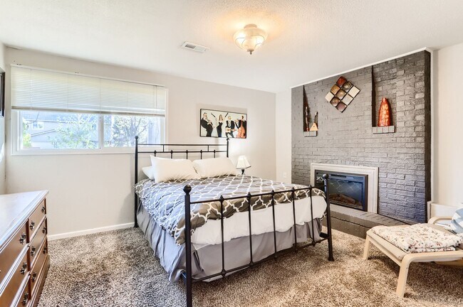 Building Photo - Spacious 5 BDR Lafayette Home - Close to Coal Creek Trail