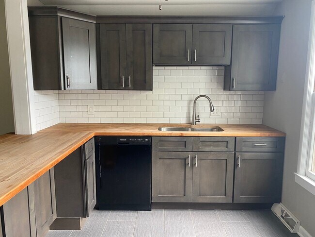Foto del edificio - 3823 Bell Street, Unit 3823 Bell St #2