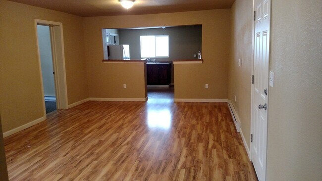 Building Photo - 2 Bed 1 Bath Home