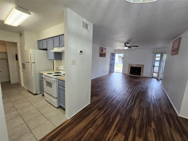 Building Photo - 9700 Leawood Blvd