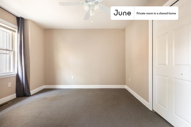 Foto del edificio - Private bedroom in 4 bed/2 bath Home