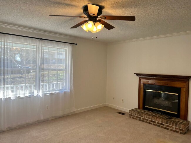 Foto del edificio - 3 Beds, 2 Baths, 2 Car Garage, Fenced Back...