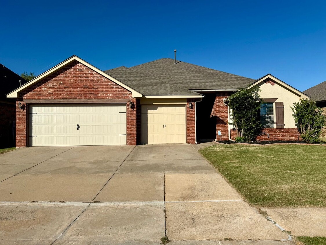 Primary Photo - Beautiful 4 Bed, 2 Bath, 3 Car Home in Edm...