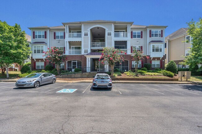 Building Photo - Stylish Condo with Balcony Views in South Nashville