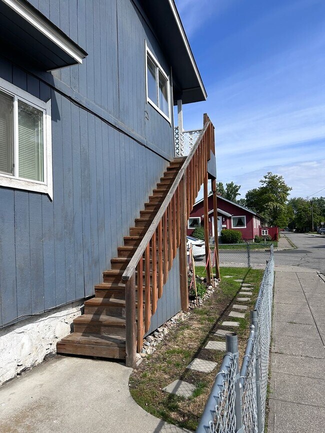Building Photo - 2101 W Mallon Ave