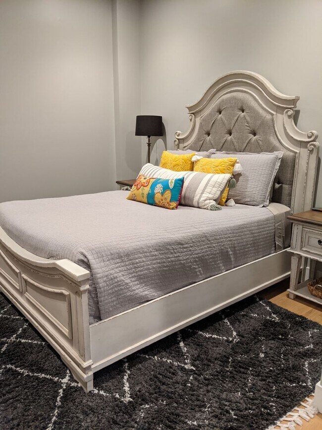 Foto del edificio - Upscale Fully and Comfortably Furnished , downtown condo ready now (can be rented short term)