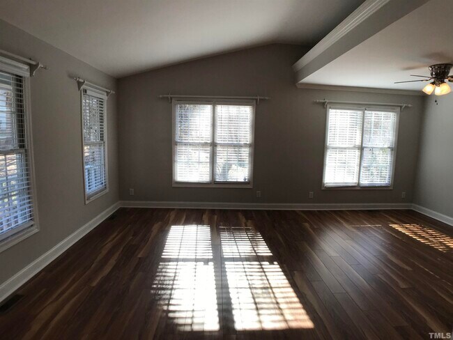 Building Photo - 105 Sandy Creek Ct