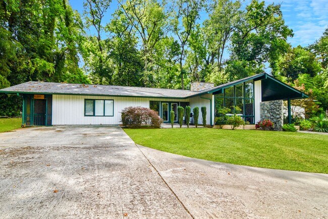 Building Photo - $3,700 - Striking 8 bed/4 bath house for r...