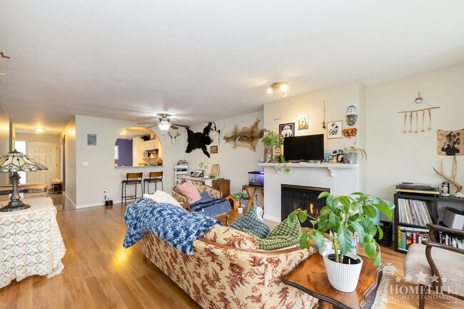 Building Photo - Never-before seen massive 2 bed 2 bath condo in the heart of Surrey Central!