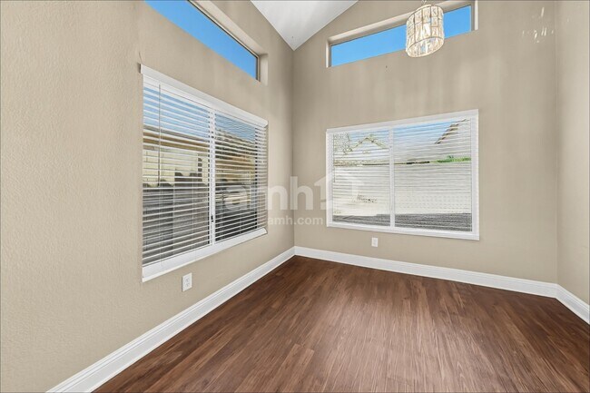 Foto del edificio - 907 N Albert Dr