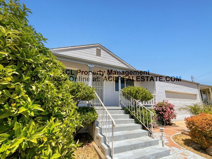 Foto principal - Charming 3-Bedroom Home with Lush Backyard...