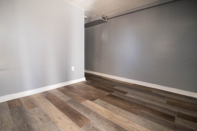 Building Photo - 539 Paines Ave NW