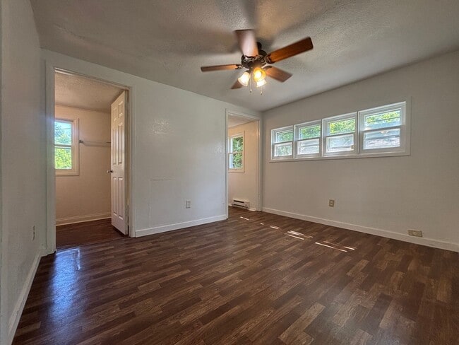 Building Photo - Cozy 2 Bedroom house for Rent Just minutes...