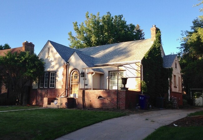 Building Photo - Two bed one bath in prime Park Hill location.