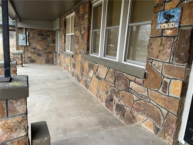 Foto del edificio - 4600 E Huntsville Rd