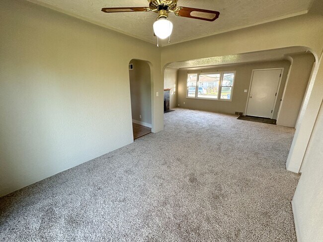 Foto del edificio - 1069 Evergreen Ave NE