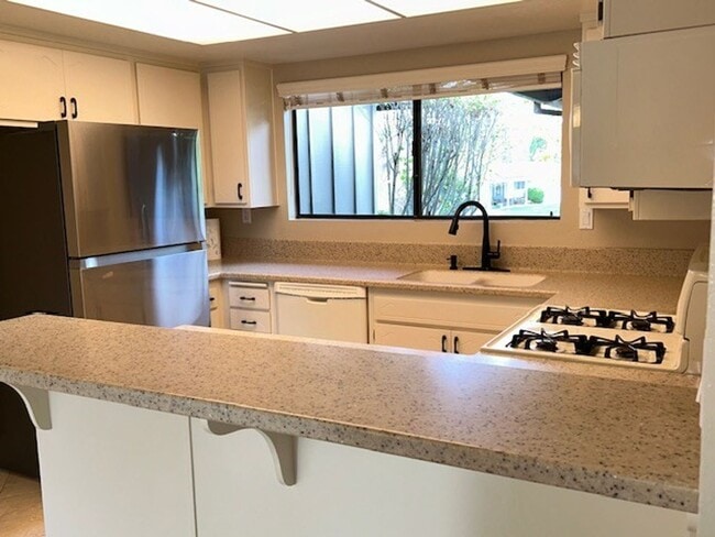 Building Photo - Well-Maintained Home with Great Outdoor Space