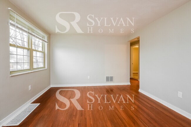 Building Photo - Prepare to be impressed by this 3 bedroom,...