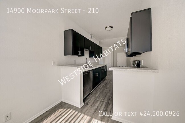 Building Photo - 14900 Moorpark St