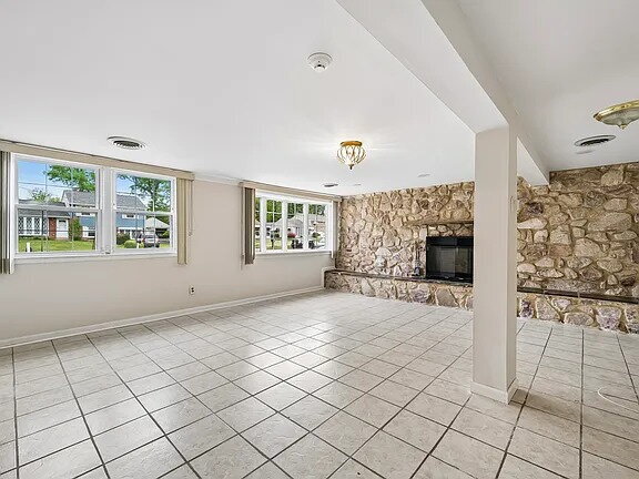 Foto del edificio - This well-maintained 3-bedroom, 1.5-bath split-level in Twin Oaks Farms is move-in ready